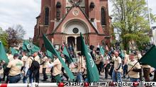 01/05/2019 *** Teilnehmer eines rechten Aufmarsches der Partei Der dritte Weg gehen vor der Pauluskirche entlang. +++ dpa-Bildfunk +++