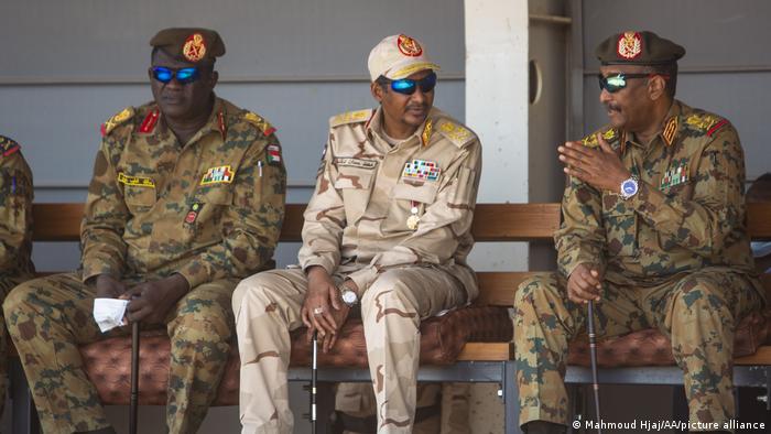 البرهان وحمدوك وعدد من قادة الجيش السوداني خلال حفل تخرج طلاب من أكاديمية القوات الخاصة بالخرطوم