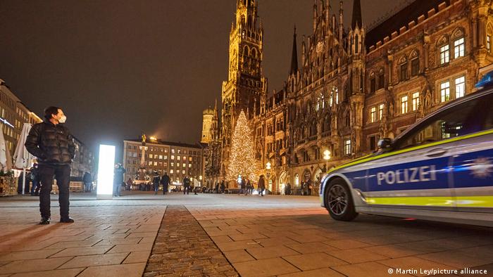 Münchner Marienplatz 2020 ohne Besucher, dafür mit Weihnachtstanne und Polizeiauto, Deutschland