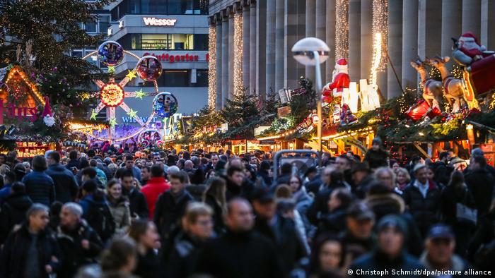 Menschmassen auf dem Stuttgarter Weihnachtsmarkt am Schlossplatz 2019, Deutschland