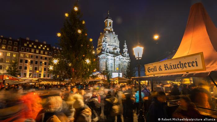 Besuchermassen auf Weihnachtsmarkt vor Dresdener Frauenkirche 2019, Deutschland