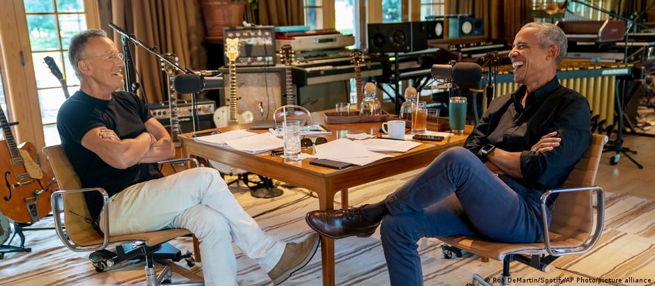 Bruce Springsteen (esq.) e Barack Obama durante gravação de podcast