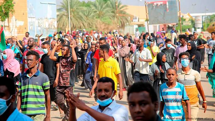 Protestos após golpe no Sudão