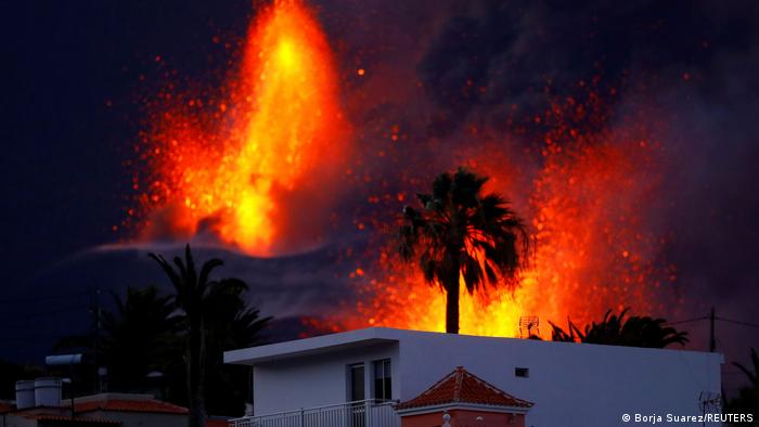 Erupción de fuego y lava del volcán Cumbre Vieja, en La Palma.