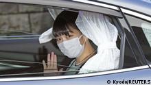 26.10.2021, Tokyo, Japan, Japan's Princess Mako waves from inside a car as she leaves her home for her marriage in Akasaka Estate in Tokyo, Japan October 26, 2021 in this photo taken by Kyodo. Kyodo/via REUTERS ATTENTION EDITORS - THIS IMAGE WAS PROVIDED BY A THIRD PARTY. MANDATORY CREDIT. JAPAN OUT. NO COMMERCIAL OR EDITORIAL SALES IN JAPAN