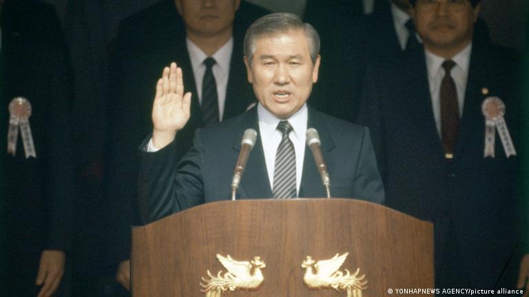 Roh Tae-woo taking the oath of office