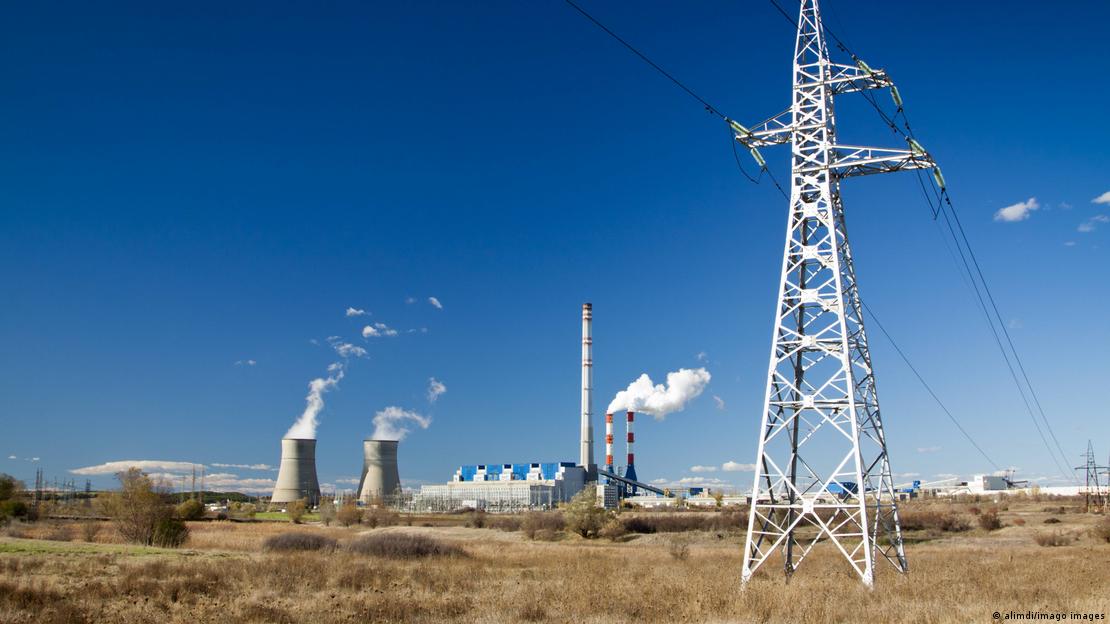 Bulgaristan'daki Maritsa Iztok enerji kompleksinde ön planda bir yüksek gerilim hattı direği, arka planda ise santral bacaları ve soğutma kuleleri yer alıyor. Bulgaristan'daki Maritsa Iztok enerji kompleksinde ön planda bir yüksek gerilim hattı direği, arka planda ise santral bacaları ve soğutma kuleleri yer alıyor.
