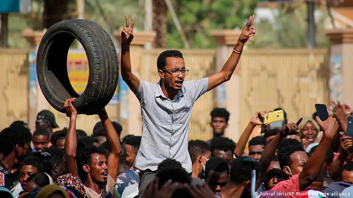Tausende pro-demokratische Sudanes:innen protestieren am Tag des Putsches, dem 25. Oktober 2021, in der Hauptstadt Khartoum gegen das Vorgehen des Militärs. Bereits im September hatte es im Sudan einen Putschversuch gegeben. Seitdem war die politische Spannung im Land enorm gestiegen.