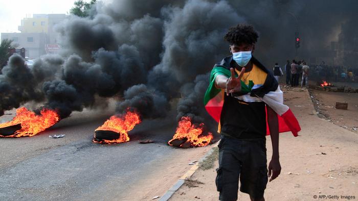 Protesto no Sudão contra o golpe militar