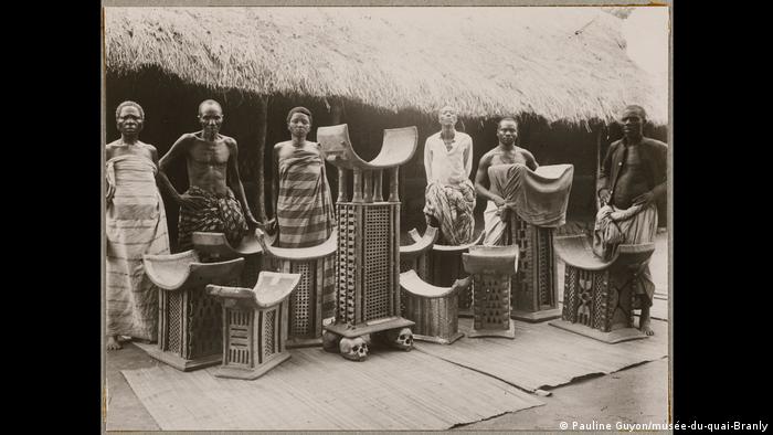 Foto histórica de activadores del reino de Dahomey con varias piezas escultóricas.