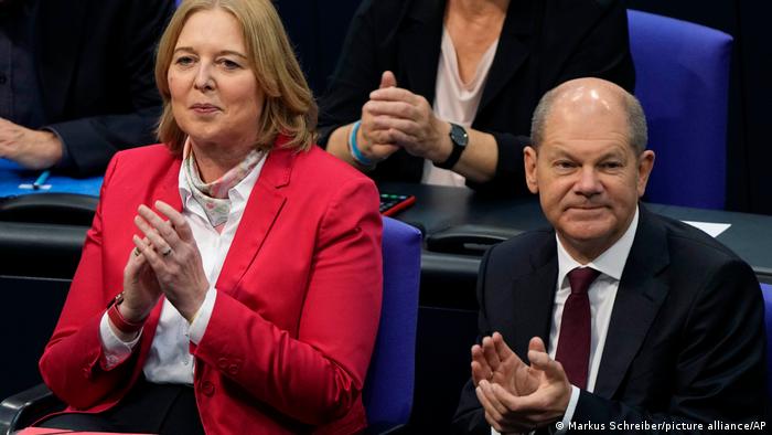 Nova predsednica Bundestaga Berbel Bas (SPD) pored kandidata Socijaldemokrata za novog kancelara Olafa Šolca