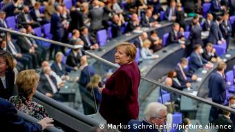 Ангела Меркель наблюдала за происходящим с трибуны для почетных зрителей
