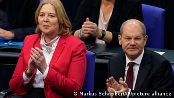 Socialdemócrata Bärbel Bas, presidenta del Bundestag, junto al también socialdemócrata Olaf Scholz, ministro de Hacienda en funciones y probable futuro canciller.