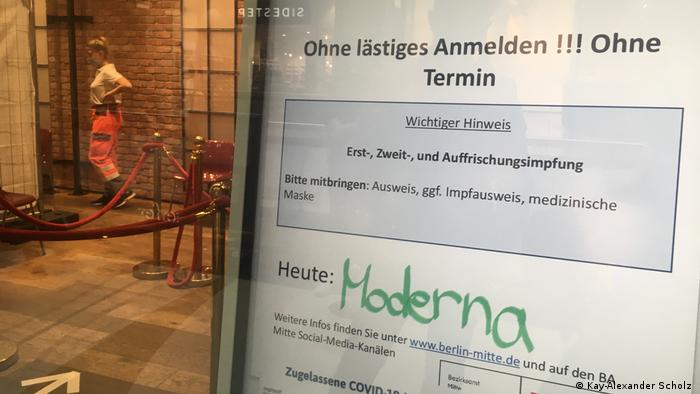 Deutschland | Impfstation im Berliner Einkaufszentrum Alexa; Man sieht ein Schild mit der Aufschrift: Ohne lästiges Anmelden!!! Ohne Termin und Heute: Moderna. 