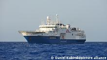 Seenotrettung: private Seenotretter der Organisation Ärzte ohne Grenzen im zentralen Mittelmeer: die als Rettungsschiff gecharterte Geo Barents