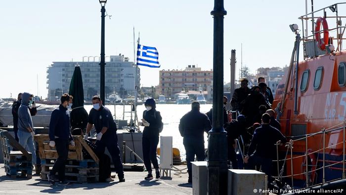 Grčka obalska straža često spasava migrante na otvorenom moru