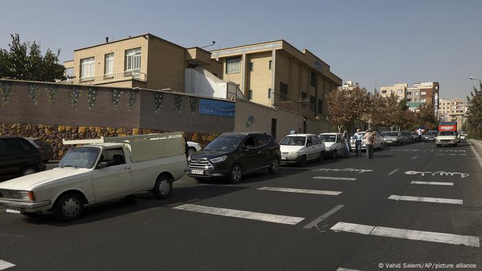 Iran I Autos warten in einer Schlange, um an einer Tankstelle zu tanken