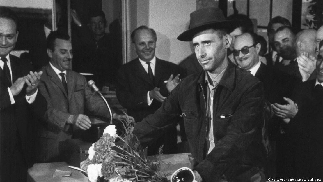 Hombres aplauden al inmigrante portugués Armando Rodrigues, en 1964. 