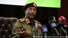 General Abdel Fattah al-Burhan, höchster Militärvertreter im Sudan, spricht während einer Pressekonferenz im Generalkommando der Streitkräfte in Khartum. Der bei einem Putsch im ostafrikanischen Sudan entmachtete Ministerpräsident Hamduk wird in der Residenz al-Burhans festgehalten. Man habe Hamduk zu seiner eigenen Sicherheit in die Residenz gebracht. +++ dpa-Bildfunk +++