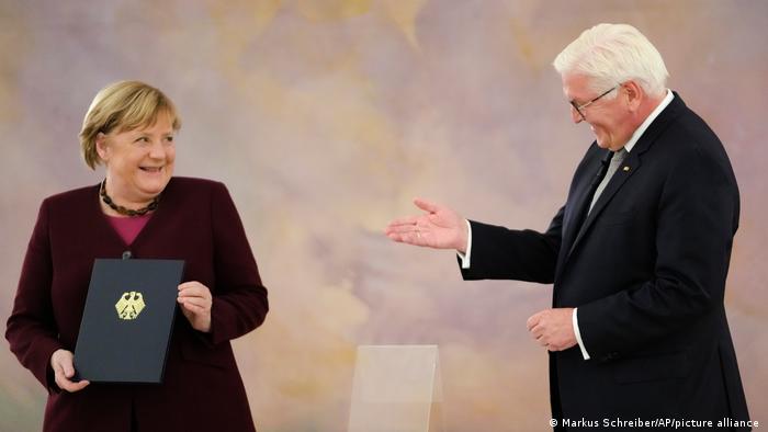 Франк-Валтер Штајнмајер и додели сертификат за напуштање на функцијата на Ангела Меркел, која 16 години како канцеларка ја предводеше Германија 
