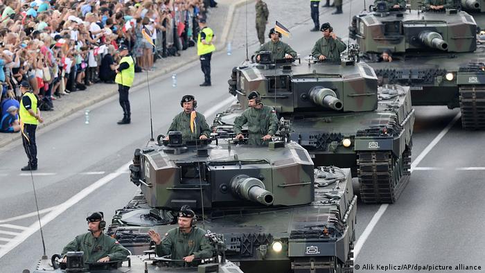 Танки Леопард на военном параде в Варшаве