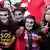Демонстранты в масках с лицом Болсонару протестуют против политики властей по борьбе с ковидом