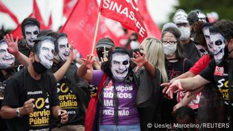 Brasilien Demonstranten tragen Masken des brasilianischen Präsidenten Jair Bolsonaro