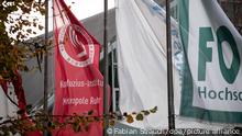 26.10.2021, Auf einer Fahne vor dem Tectrum in Duisburg weht das Logo des Konfuzius-Institut Metropole Ruhr. Die Absage einer geplanten Lesung aus einer in Deutschland veröffentlichten Biografie über den chinesischen Staatschef Xi Jinping sorgt für Kritik. Konfuzius-Institute sind nach Angaben des Instituts in Hannover offizielle Kultur- und Bildungsinstitutionen, die von einer Unterabteilung des chinesischen Bildungsministeriums gefördert werden. Weltweit gibt es demnach rund 550 Institute, knapp 20 sind in Deutschland ansässig. (zu dpa «Absage zu Lesung aus Buch über Chinas Staatschef sorgt für Kritik»)