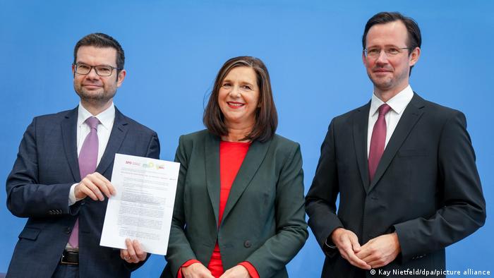 Претставници на ФДП, СПД и Зелените при претставувањето на нацрт-законот за идните корона-мерки во Германија