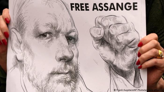Protestplakat mit einem Porträt von Julian Assange, der die Faust reckt, sowie der Aufschrift Free Assange