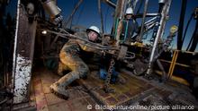 Canada, Alberta, Oil workers using oil drill || Modellfreigabe vorhanden