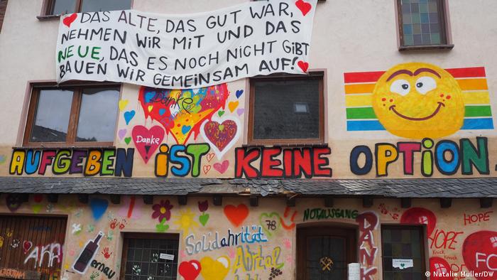 Haus in Dernau mit zahlreichen bunten Schriftzügen, die Solidarität und Hoffnung auf Wiederaufbau ausdrücken