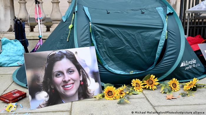  ریچارد راتکلیف، همسر ناذنین زاعری، تلاش کرد با اعتصاب غذا در لندن توجه جهانیان را به اسارت همسرش در ایران جلب کند