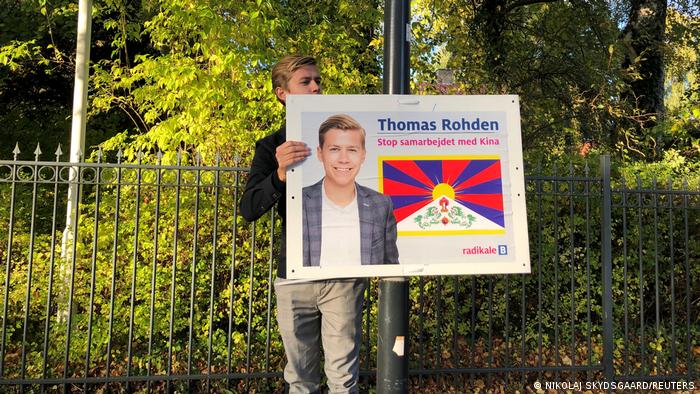 丹麦地方选举候选人托马斯·罗登 (Thomas Rohden)在中国大使馆门前悬挂竞选海报。