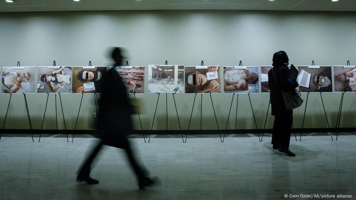 Les visiteurs de l'ONU à New York passent devant des images de victimes de torture par les forces du régime syrien