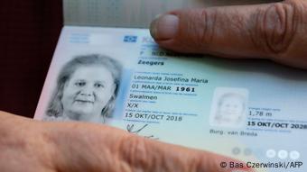 В Нідерландах перший гендерно-нейтральний паспорт видали Леонарді Зеегерс ще у 2018 році