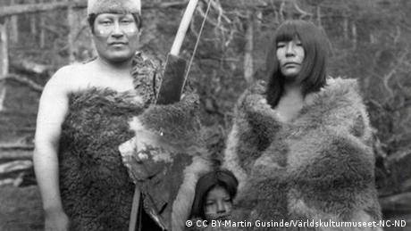 Familia selk'nam, habitantes originarios de Tierra del Fuego, en el extremo sur de América (1923).