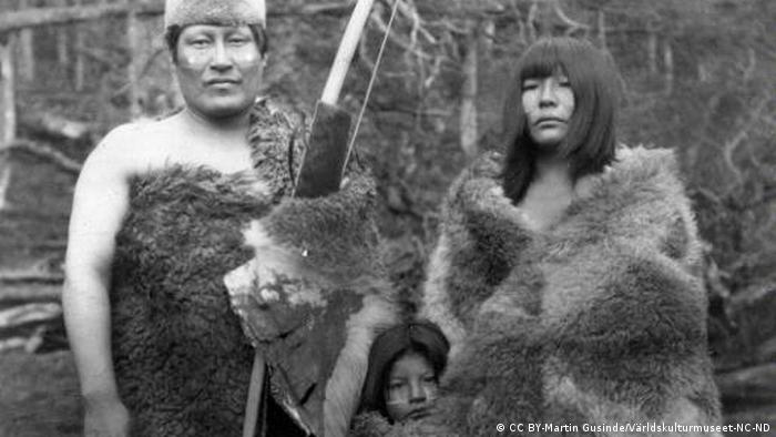 Familia selk'nam, en Tierra del Fuego. Foto histórica, de 1923.