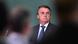 Em imagem interna, Bolsonaro é retratado sentado em frente a painel verde. Em imagem interna, Bolsonaro é retratado sentado em frente a painel verde.