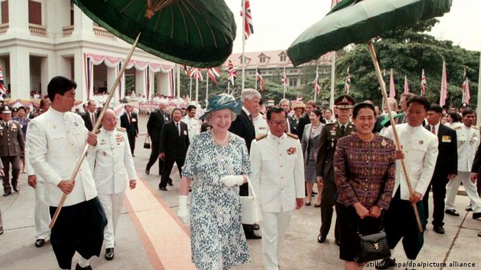 Queen Elizabeth and Princess Sirindhorn walk through the grounds of Chulalongkorn University. 