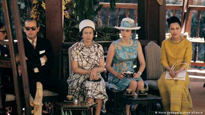 Queen Elizabeth II. in Thailand sitting with her husband, daughter and Queen Sirikit. 