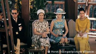 Solunda Elizabeth'in eşi Prens Philipp, sağında kardeşi Prenses Margaret, en sağda da dönemin Tayland Kraliçesi Sirikit. Sene 1972.