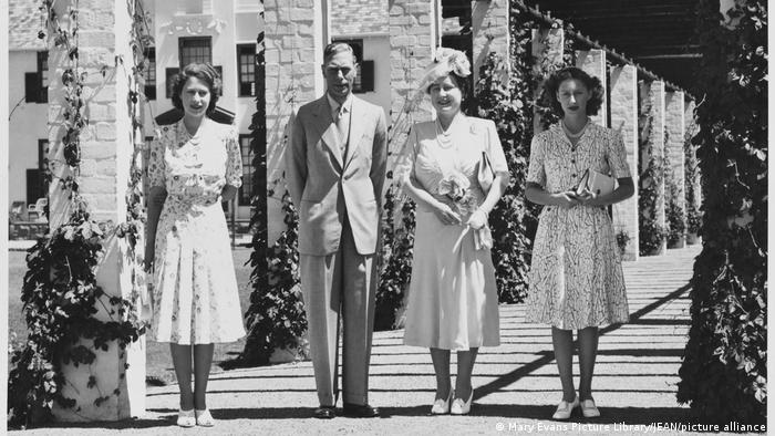 Queen Elizabeth with her parents and sister posing for a photo in South Africa in 1947.