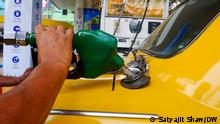 India is witnessing extreme petrol price hike for the last few months. It has crossed Rs.100 per liter. Due to petrol price hike, economy is seeing inflation.
Foto: DW Kolkata correspondent Satyajit Shaw