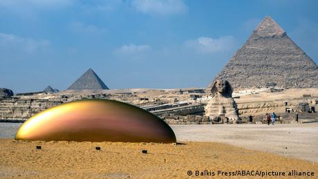 За првпат се организира уметничка изложба пред 4.500 години старата локација од листата на УНЕСКО на светско наследство. Покрај сфингата и пирамидите, на оваа #ФотографијаНаДенот може да се види и делото „Вечност сега“ (Eternity Now) на Американката Жизела Колон: елипсовидната купола долга девет метри му оддава почит на историското наследство на древниот Египет.