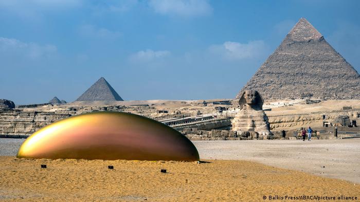 Делото „Вечност сега“ на Гизела Колон пред сфингата и пирамидите на платото на Гиза