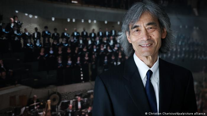 Deutschland Generalmusikdirektor Kent Nagano im Anzug vor seinem Orchester