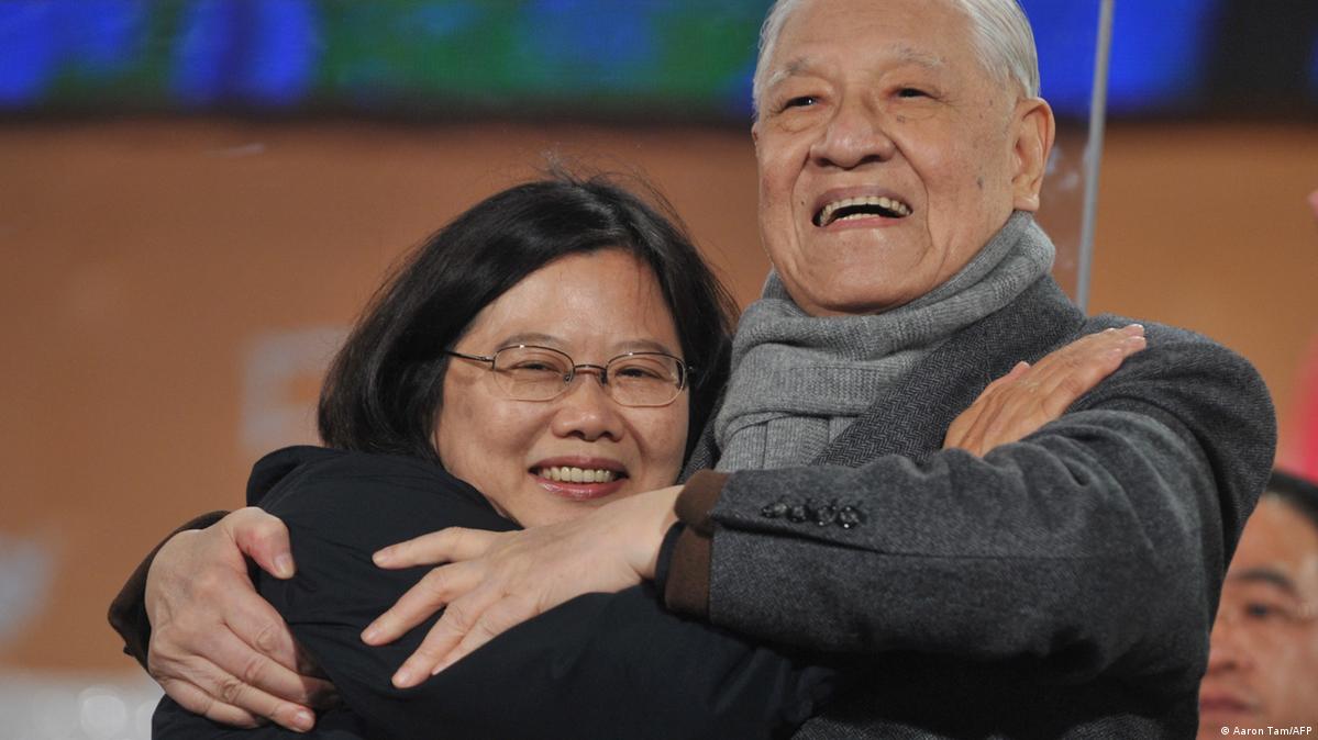 李登辉在1990年代延揽蔡英文进入政府体系。因应中美关系钜变，李登辉在1998年成立“强化中华民国主权国家地位专案小组”，时任国安会谘询委员的蔡英文出任该小组的召集人，参与“两国论”的起草。