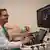 El internista Dominik Buckert reliza un ultrasonido a un paciente en la clínica universiatria de Ulm, Alemania.