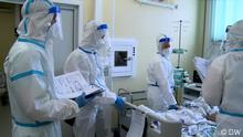 Titel: Record COVID-19 deaths in Russia Bildbeschreibung: Hospital medical staff attend to a COVID-19 patient. Ort: Moscow, Russia Schlagwörter: COVID-19, hospital, ICU, pandemic Sendedatum: 28.10.2021 Rechte: DW 1. Bild: Russia hospital.jpg 